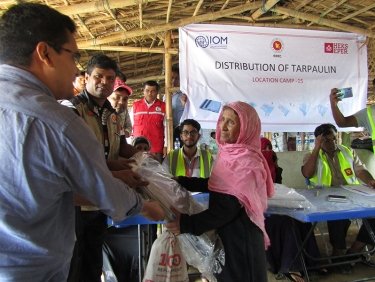 Rohingya: Verteilung im Flüchtlingscamp in Bangladesch