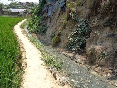Comme ce canal n’a pas été consolidé, l’eau très polluée de cette source inonde les champs à proximité en période de mousson.