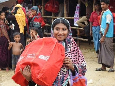 Verteilung von Hilfsgütern - Hygiene-Kits - in Bangladesch für Rohingya-Flüchtlinge