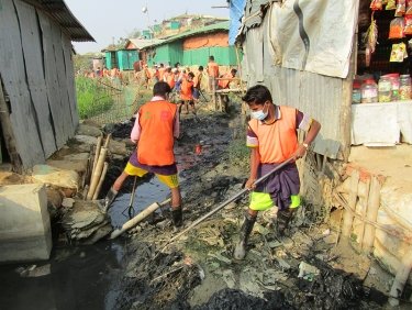 Comme l’eau de pluie n’est pas évacuée du camp, le terrain se transforme en un mélange de boue et de déchets qui est particulièrement propice aux maladies. 
