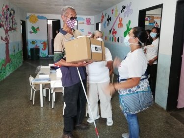 Luis Peralta, 75 ans, vit dans ce quartier depuis 45 ans. Comme la plupart de ses voisins, il a de grandes difficultés à avoir accès aux services de base, particulièrement à l’eau (Miranda State, Sucre municipality).