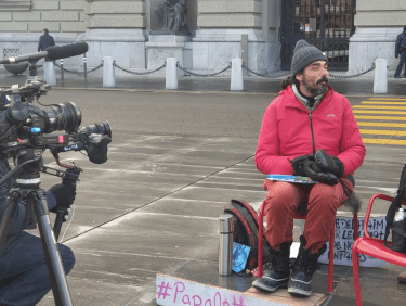 Hungerstreikender Man auf dem Bundesplatz