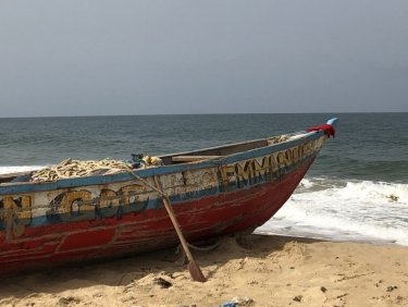 Fischerboot am Strand in Westafrika