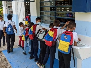 Kinder nutzen die errichteten Anlagen im Rosa Maria Soto-Liceo José Marti-Schule zum Händewaschen