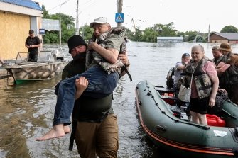 Soforthilfe für die Betroffenen der Flut in der Südukraine nach Dammbruch