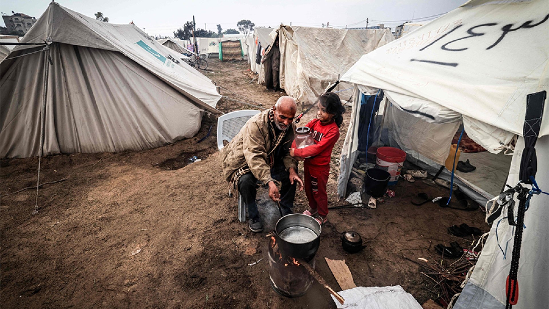 Ein palästinensischer Mann bereitet vor seinem Zelt in einem Vertriebenenlager in Rafah im südlichen Gazastreifen, wo die meisten Zivilisten Zuflucht gefunden haben, Essen für seine Familie zu.
